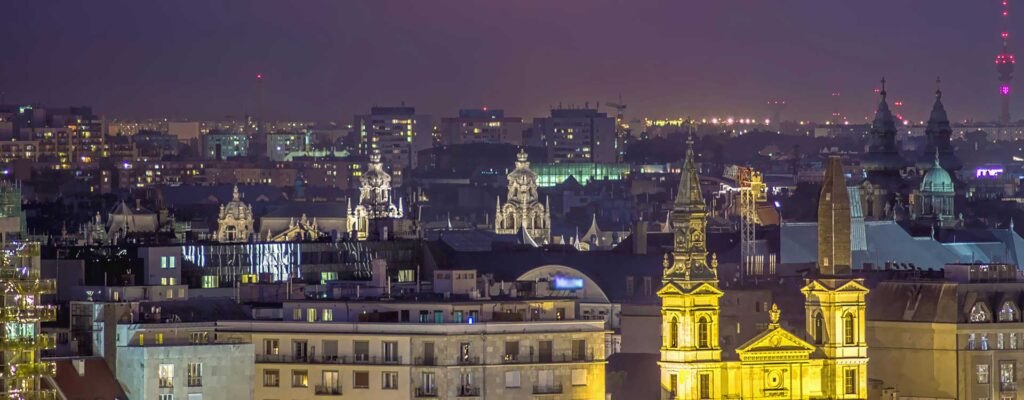 Panorama di Budapest sul Danubio con il Parlamento illuminato al tramonto